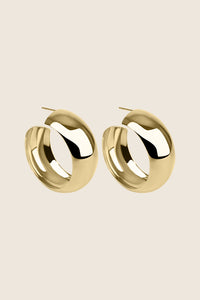 Discover the spectacular, plump hoop earrings from UMIAR jewelry. These large, rounded cylindrical earrings capture attention with their bold and beautiful proportions. Perfect for adding a striking finish to any outfit, they combine elegance with a distinctive design. Outer diameter: 40 mm, width: 15 mm. Choose UMIAR jewelry for a unique style.