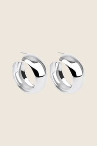 Discover the spectacular, plump hoop earrings from UMIAR jewelry. These large, rounded cylindrical earrings capture attention with their bold and beautiful proportions. Perfect for adding a striking finish to any outfit, they combine elegance with a distinctive design. Outer diameter: 40 mm, width: 15 mm. Choose UMIAR jewelry for a unique style.