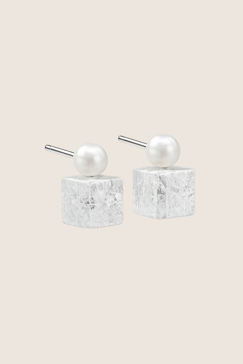 Elegant pearl and rock crystal stud earrings in sterling silver. A sculptural design created with BY THE RAY for Mother’s Day - celebrating feminine glow, clarity, and timeless beauty.