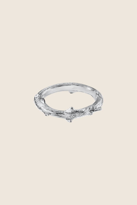 Discover the rose-branch–inspired band by UMIAR jewellery, handcrafted from 925 sterling silver or 24-carat gold-plated 925 silver. Part of the PROFONDO ROSSO collection, it blends raw simplicity with refined detailing — perfect for those who appreciate sophisticated design and subtle references to nature. Order now and add an elegant accent to your UMIAR jewellery collection!