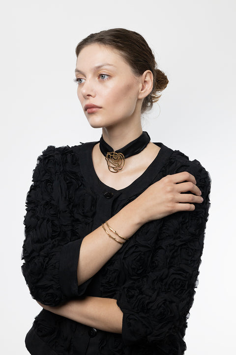 Discover this unique rigid bracelet inspired by a rose branch, combining simple forms with refined detailing. The decorative stem-like texture adds a natural, organic character. Handcrafted from 925 sterling silver and 24-carat gold-plated silver. A piece from the PROFONDO ROSSO collection, created with the beauty of the rose in mind and designed to offer truly distinctive jewellery forms.