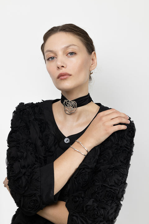 Discover this unique rigid bracelet inspired by a rose branch, combining simple forms with refined detailing. The decorative stem-like texture adds a natural, organic character. Handcrafted from 925 sterling silver and 24-carat gold-plated silver. A piece from the PROFONDO ROSSO collection, created with the beauty of the rose in mind and designed to offer truly distinctive jewellery forms.