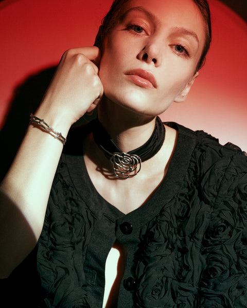 Discover this unique rigid bracelet inspired by a rose branch, combining simple forms with refined detailing. The decorative stem-like texture adds a natural, organic character. Handcrafted from 925 sterling silver and 24-carat gold-plated silver. A piece from the PROFONDO ROSSO collection, created with the beauty of the rose in mind and designed to offer truly distinctive jewellery forms.