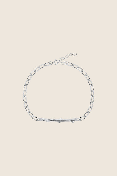 Discover a unique chain bracelet with a decorative element inspired by a rose branch. Raw simplicity meets refined detail in this handcrafted piece, made from 925 sterling silver and 24-carat gold-plated silver. The bracelet measures 23 cm in total length with an adjustable 4 cm extension. Part of the PROFONDO ROSSO collection, inspired by the beauty of the rose and designed to create truly distinctive jewellery forms.