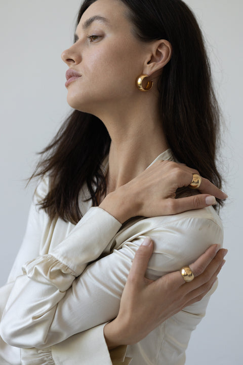 Discover the large, bold ring with a rounded, cylindrical shape from the RONDA collection by UMIAR jewelry. Handcrafted from 925 sterling silver or 24k gold, this spectacular ring is smoothly polished to beautifully reflect light, adding elegance to any minimalist outfit. A perfect accessory for any occasion. Buy now and add a touch of brilliance to your looks!