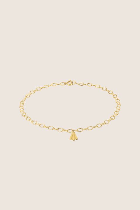 A delicate chain anklet finished with a shell pendant measuring 11 x 7 mm. Designed to enhance summer styling, this adjustable anklet of approximately 26 cm adds a subtle, marine-inspired accent that highlights the ankle with effortless elegance. A perfect companion for warm-weather looks. Discover refined summer jewelry by UMIAR jewelry.