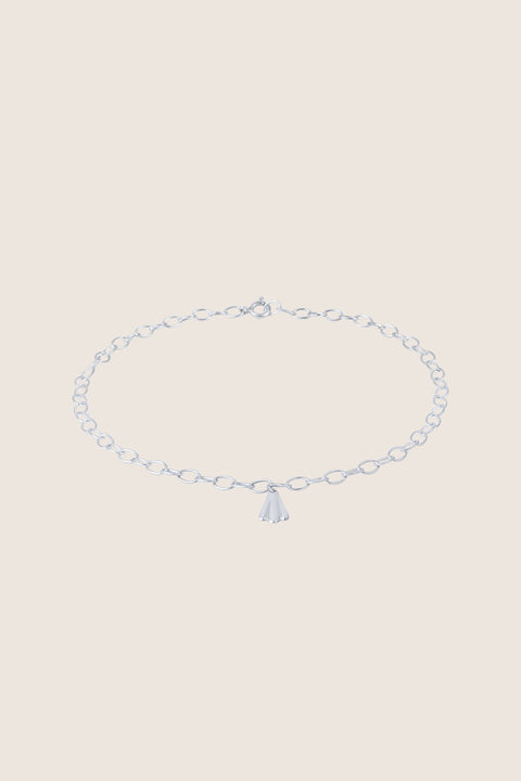 A delicate chain anklet finished with a shell pendant measuring 11 x 7 mm. Designed to enhance summer styling, this adjustable anklet of approximately 26 cm adds a subtle, marine-inspired accent that highlights the ankle with effortless elegance. A perfect companion for warm-weather looks. Discover refined summer jewelry by UMIAR jewelry.