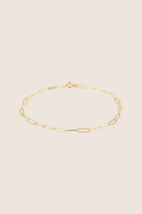 A stylish chain anklet made from flat, rectangular links with an adjustable length of approximately 26 cm. A timeless jewelry classic that enhances summer styling and beautifully highlights the ankle. Perfect with sandals and heels, and equally elegant with loafers during transitional seasons. Discover versatile, modern elegance by UMIAR jewelry.