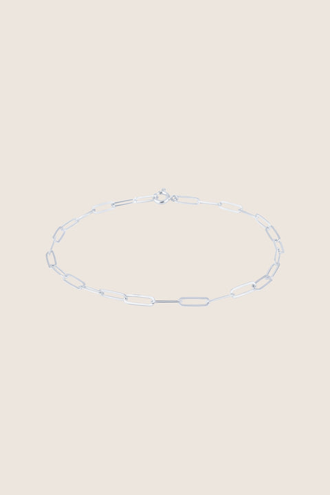 A stylish chain anklet made from flat, rectangular links with an adjustable length of approximately 26 cm. A timeless jewelry classic that enhances summer styling and beautifully highlights the ankle. Perfect with sandals and heels, and equally elegant with loafers during transitional seasons. Discover versatile, modern elegance by UMIAR jewelry.