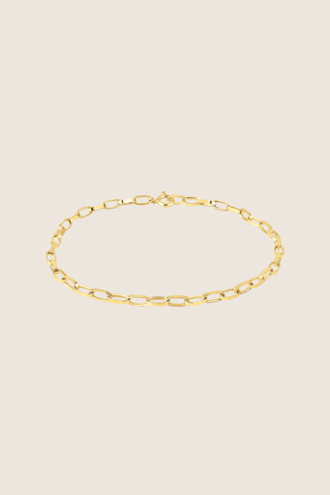 An elegant anklet featuring rectangular, geometric links and an adjustable length of approximately 26 cm. Designed as a timeless classic, it complements summer sandals and heels, as well as loafers in transitional seasons. A refined and versatile piece that forms a lasting base for your jewelry collection. Discover modern classics by UMIAR jewelry.