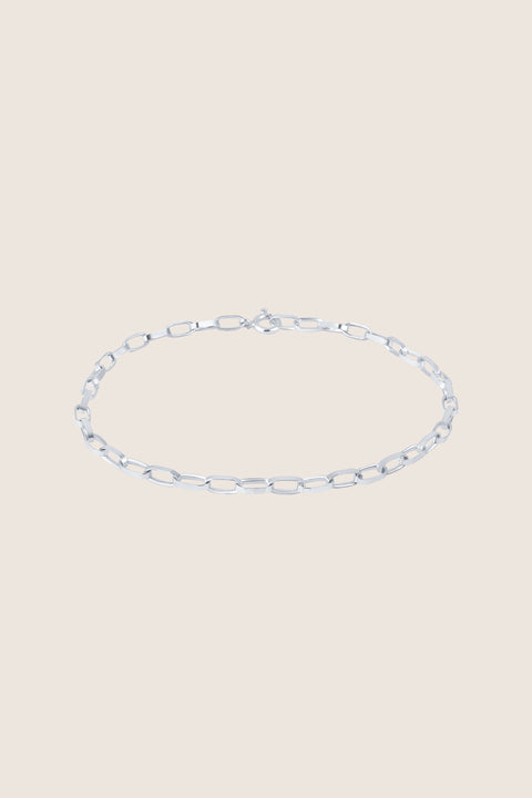 An elegant anklet featuring rectangular, geometric links and an adjustable length of approximately 26 cm. Designed as a timeless classic, it complements summer sandals and heels, as well as loafers in transitional seasons. A refined and versatile piece that forms a lasting base for your jewelry collection. Discover modern classics by UMIAR jewelry.