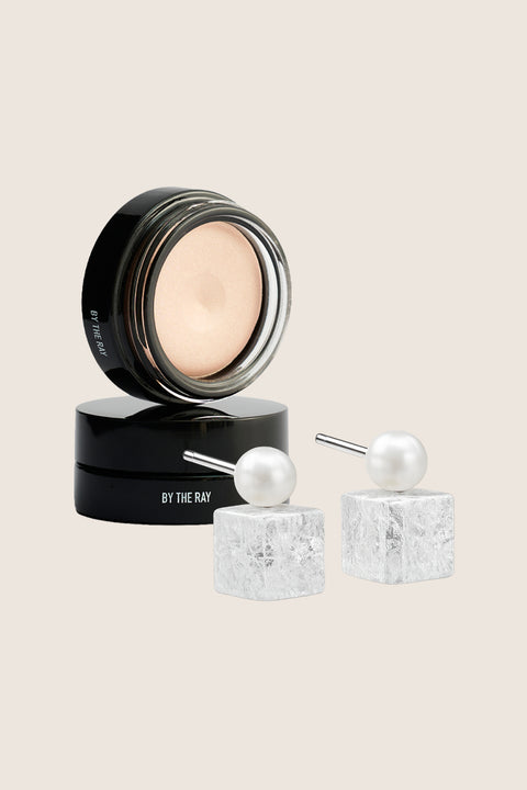 Limited-edition Mother’s Day gift set featuring BACCA KRISTAL pearl earrings and the CRÈME GLOW nourishing highlighter by BY THE RAY. A luminous duo celebrating feminine strength, beauty, and glow.