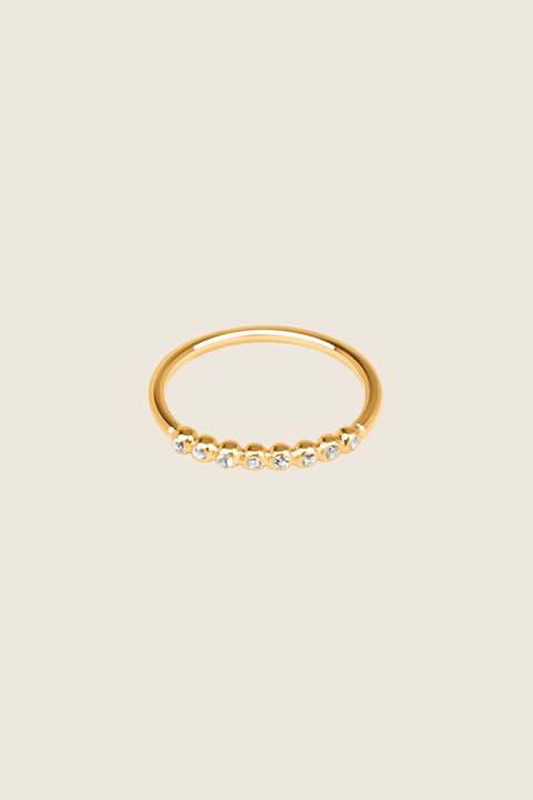An elegant band ring featuring eight gemstones set in a refined beaded setting. Available with diamonds or topaz stones in monochrome or colorful combinations, this versatile design blends contemporary style with timeless elegance. Featuring 1.25 mm stones, it pairs beautifully with PLURES bands and the ILLE III ring. Discover refined versatility by UMIAR jewelry.
