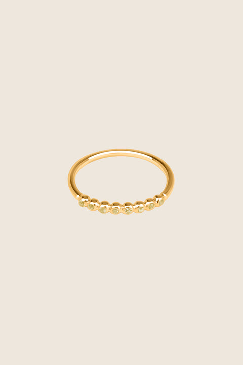 An elegant band ring featuring eight gemstones set in a refined beaded setting. Available with diamonds or topaz stones in monochrome or colorful combinations, this versatile design blends contemporary style with timeless elegance. Featuring 1.25 mm stones, it pairs beautifully with PLURES bands and the ILLE III ring. Discover refined versatility by UMIAR jewelry.