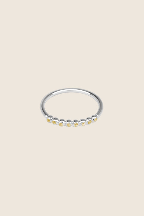 An elegant band ring featuring eight gemstones set in a refined beaded setting. Available with diamonds or topaz stones in monochrome or colorful combinations, this versatile design blends contemporary style with timeless elegance. Featuring 1.25 mm stones, it pairs beautifully with PLURES bands and the ILLE III ring. Discover refined versatility by UMIAR jewelry.