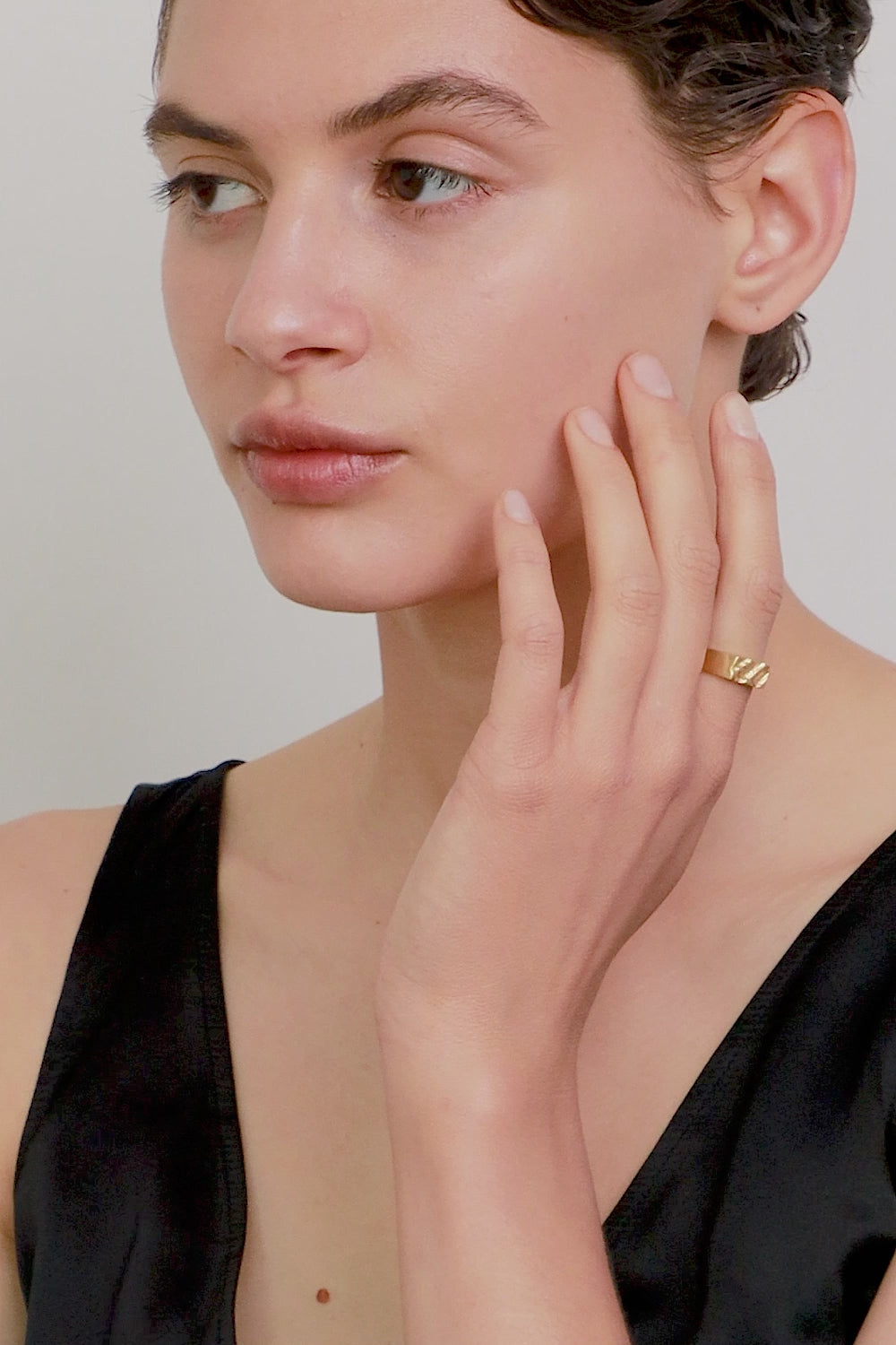 A refined signet ring with an embossed shell motif that captures the essence of summer by the sea. Featuring a 6 × 12 mm decorative element, it blends timeless simplicity with a unique, symbolic detail. Perfect worn alone or stacked, and a thoughtful gift for meaningful occasions. Discover understated summer elegance by UMIAR jewelry.