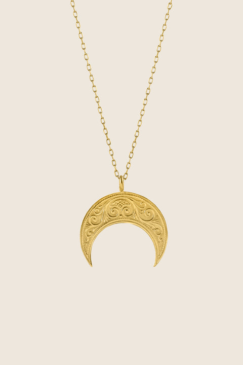 A lunula moon pendant inspired by ancient Roman symbolism, representing femininity and good fortune. Decoratively detailed and vertically proportioned, it is suspended on a 50 cm chain and measures 22 x 18 mm. A distinctive piece that combines history with contemporary elegance. Discover meaningful design by UMIAR jewelry.