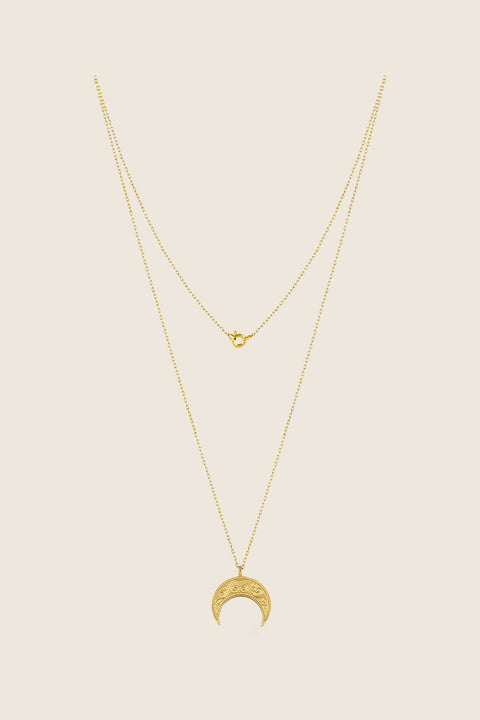 A lunula moon pendant inspired by ancient Roman symbolism, representing femininity and good fortune. Decoratively detailed and vertically proportioned, it is suspended on a 50 cm chain and measures 22 x 18 mm. A distinctive piece that combines history with contemporary elegance. Discover meaningful design by UMIAR jewelry.