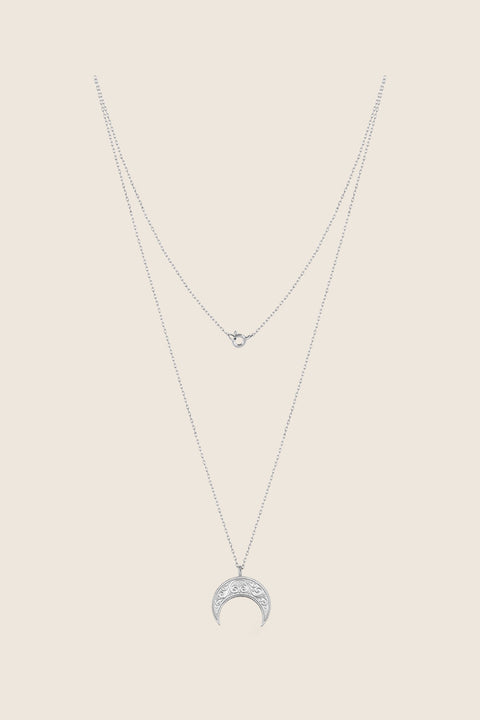 A lunula moon pendant inspired by ancient Roman symbolism, representing femininity and good fortune. Decoratively detailed and vertically proportioned, it is suspended on a 50 cm chain and measures 22 x 18 mm. A distinctive piece that combines history with contemporary elegance. Discover meaningful design by UMIAR jewelry.