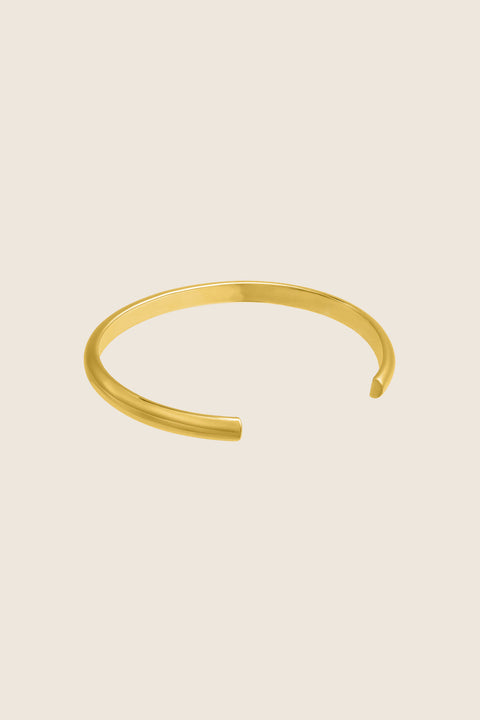 A minimalist bracelet crafted from a rigid silver tube with a distinctive semi-circular cross-section. Clean, elegant, and architectural, it offers a refined statement that complements both everyday and elevated styling. Discover timeless simplicity and modern form by UMIAR jewelry.