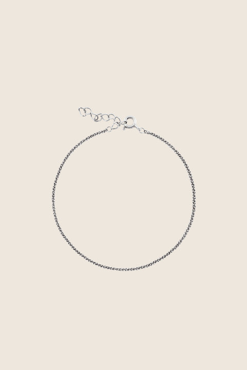 A delicate bracelet made from a finely crafted chain of closely set links, offering subtle elegance and timeless appeal. Featuring a total length of 19.5 cm with a 3 cm adjustable extension, it ensures a perfect fit and effortless everyday wear. Discover refined minimalism by UMIAR jewelry.