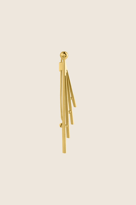 A decorative brooch inspired by Art Deco aesthetics and the symbolism of a falling star. Measuring 55 x 10 mm, this expressive accessory adds character to shirts, knitwear, and outerwear alike. A refined choice for lovers of vintage jewelry and cosmic motifs. Discover distinctive elegance by UMIAR jewelry.