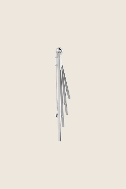 A decorative brooch inspired by Art Deco aesthetics and the symbolism of a falling star. Measuring 55 x 10 mm, this expressive accessory adds character to shirts, knitwear, and outerwear alike. A refined choice for lovers of vintage jewelry and cosmic motifs. Discover distinctive elegance by UMIAR jewelry.