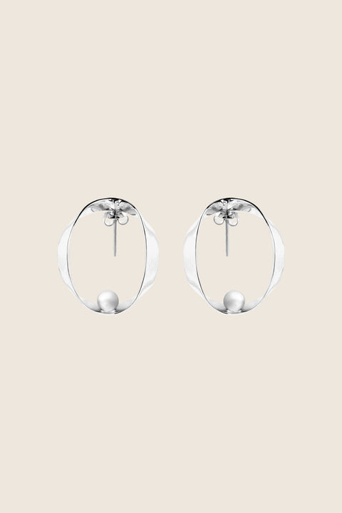 Sculptural stud earrings inspired by feminine intimacy and the symbolic female form. Crafted from a softly contoured silver ribbon, they combine minimalist elegance with artistic expression. Measuring approx. 24 × 29 mm, they showcase refined craftsmanship and contemporary design. Discover expressive jewelry by UMIAR jewelry.