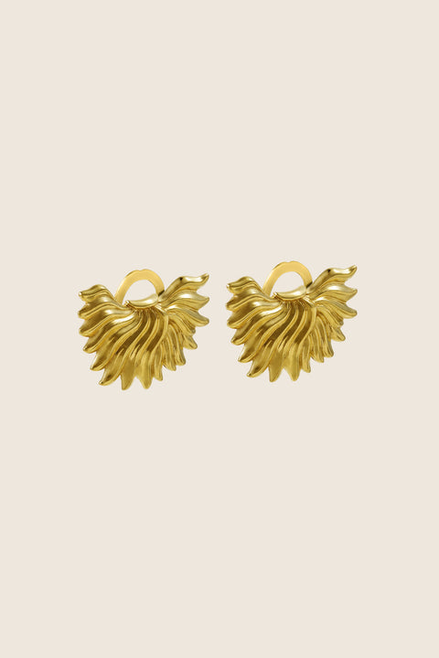 Decorative flame-shaped ear clips designed for special occasions including weddings and elegant evenings. Lightweight yet expressive, these sculptural clips add radiant elegance without the need for pierced ears. Measuring 20 x 30 mm, they offer a bold yet refined accent. Discover statement elegance by UMIAR jewelry.