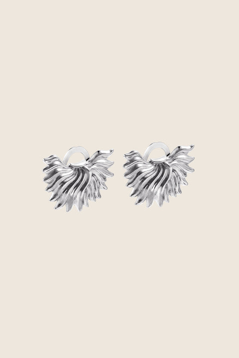 Decorative flame-shaped ear clips designed for special occasions including weddings and elegant evenings. Lightweight yet expressive, these sculptural clips add radiant elegance without the need for pierced ears. Measuring 20 x 30 mm, they offer a bold yet refined accent. Discover statement elegance by UMIAR jewelry.