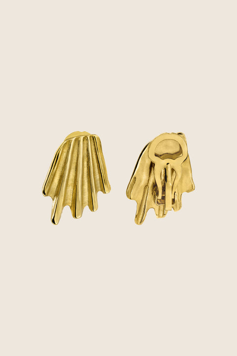 Elegant ear clips inspired by the form of broken shells. Featuring a sculptural, dynamic design, these statement clips add character and sophistication to any look. Measuring 20 x 27 mm, they are a striking choice for those who appreciate bold yet refined jewelry. Discover expressive elegance by UMIAR jewelry.