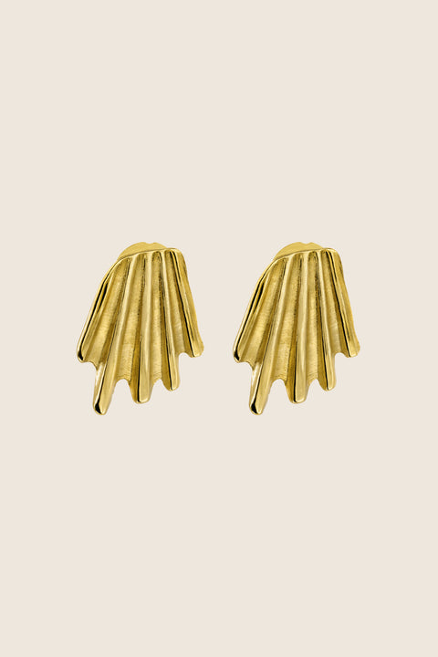 Elegant ear clips inspired by the form of broken shells. Featuring a sculptural, dynamic design, these statement clips add character and sophistication to any look. Measuring 20 x 27 mm, they are a striking choice for those who appreciate bold yet refined jewelry. Discover expressive elegance by UMIAR jewelry.