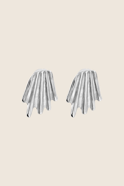 Elegant ear clips inspired by the form of broken shells. Featuring a sculptural, dynamic design, these statement clips add character and sophistication to any look. Measuring 20 x 27 mm, they are a striking choice for those who appreciate bold yet refined jewelry. Discover expressive elegance by UMIAR jewelry.