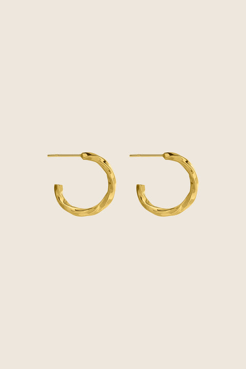 Timeless braided hoop earrings designed for effortless elegance. With a 20 mm diameter, they are perfectly proportioned for everyday wear and special occasions alike. A versatile essential that complements any style. Discover refined classics by UMIAR jewelry.