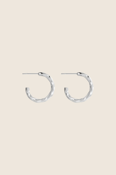 Timeless braided hoop earrings designed for effortless elegance. With a 20 mm diameter, they are perfectly proportioned for everyday wear and special occasions alike. A versatile essential that complements any style. Discover refined classics by UMIAR jewelry.