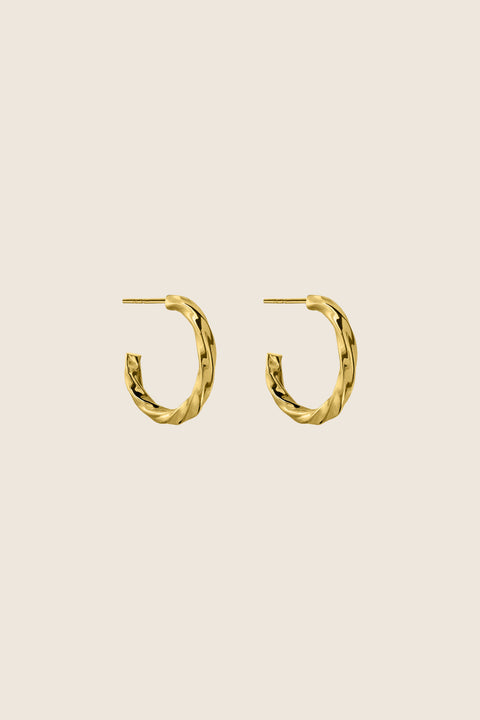 Timeless braided hoop earrings designed for effortless elegance. With a 20 mm diameter, they are perfectly proportioned for everyday wear and special occasions alike. A versatile essential that complements any style. Discover refined classics by UMIAR jewelry.