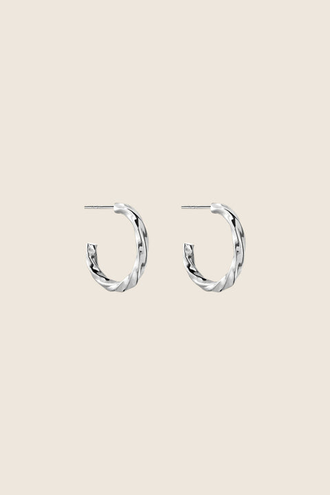 Timeless braided hoop earrings designed for effortless elegance. With a 20 mm diameter, they are perfectly proportioned for everyday wear and special occasions alike. A versatile essential that complements any style. Discover refined classics by UMIAR jewelry.