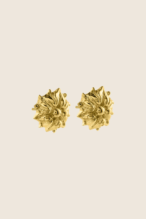 Decorative floral stud earrings with a sculptural, domed form designed to follow the natural geometry of the ear. Featuring a 22 mm diameter, they create an elegant yet expressive statement. Perfect for those who value distinctive design and refined craftsmanship. Discover statement jewelry by UMIAR jewelry.