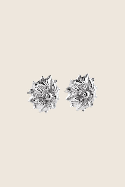 Decorative floral stud earrings with a sculptural, domed form designed to follow the natural geometry of the ear. Featuring a 22 mm diameter, they create an elegant yet expressive statement. Perfect for those who value distinctive design and refined craftsmanship. Discover statement jewelry by UMIAR jewelry.