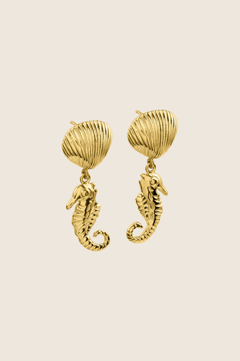 Stud earrings in the shape of a seahorse and shell add a joyful, summer-inspired accent to your jewelry collection. Measuring 22 × 15 mm, they are ideal for holiday looks and seaside styling. A playful yet elegant must-have for summer adventures. Discover seasonal design by UMIAR jewelry.