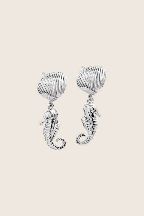 Stud earrings in the shape of a seahorse and shell add a joyful, summer-inspired accent to your jewelry collection. Measuring 22 × 15 mm, they are ideal for holiday looks and seaside styling. A playful yet elegant must-have for summer adventures. Discover seasonal design by UMIAR jewelry.