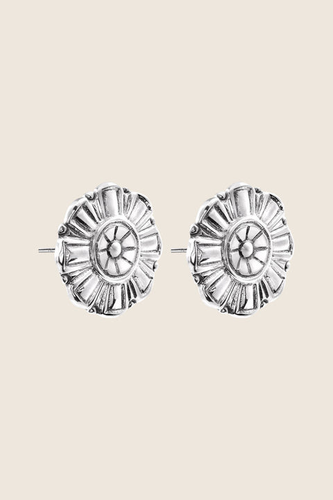 Large floral stud earrings designed to make an elegant statement. Featuring a 27 mm diameter, their decorative form transitions effortlessly from day to evening wear. A versatile design that combines bold expression with refined style. Discover statement elegance by UMIAR jewelry.