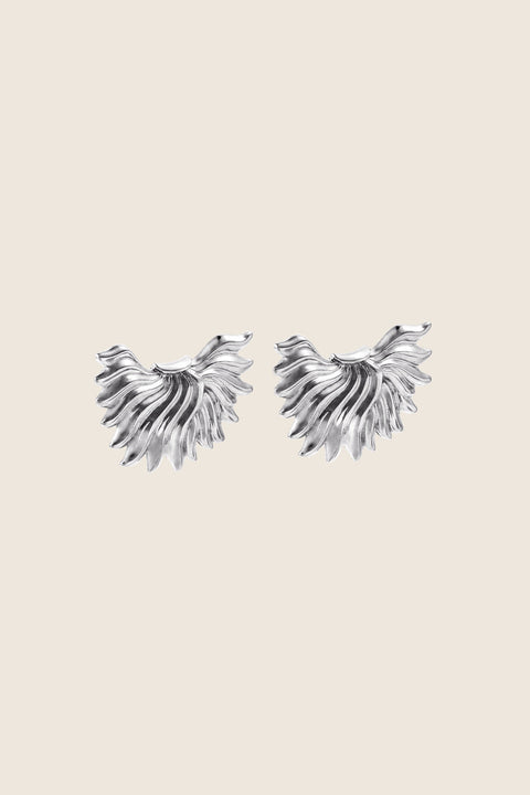 Decorative flame-shaped earrings inspired by vintage aesthetics and modern design. Symbolizing strength, courage, and love, they are bold yet lightweight, offering expressive elegance with natural ease. Measuring 20 × 30 mm, they create a striking statement for special occasions. Discover powerful design by UMIAR jewelry.