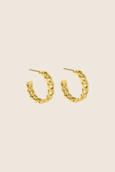 Hoop earrings inspired by the bold texture of a classic curb chain, featuring a 25 mm diameter. Combining 90s power dressing with modern elegance, this versatile design transitions seamlessly from day to night. A statement piece that adapts to every style. Discover confident design by UMIAR jewelry.