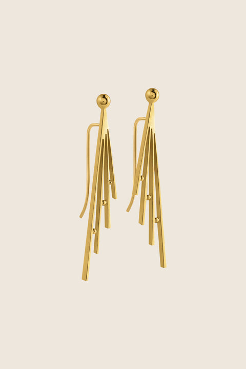 Minimal wire stud earrings designed for threading through the ear, offering two styling options—lying along the earlobe or worn as a dangling accent. Measuring 55 × 10 mm, they combine versatility with contemporary elegance. A refined, modern piece for day-to-night wear. Discover adaptable design by UMIAR jewelry.