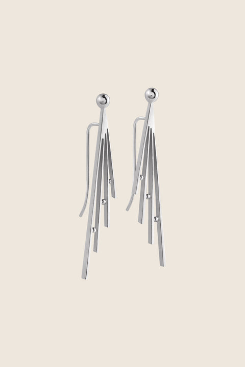 Minimal wire stud earrings designed for threading through the ear, offering two styling options—lying along the earlobe or worn as a dangling accent. Measuring 55 × 10 mm, they combine versatility with contemporary elegance. A refined, modern piece for day-to-night wear. Discover adaptable design by UMIAR jewelry.