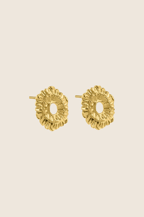 Round floral stud earrings blending timeless elegance with nature-inspired design. Featuring a 20 mm diameter, they are ideal for lovers of botanical motifs and vintage-style jewelry. A refined statement piece that adds charm and character to any look. Discover elegant details by UMIAR jewelry.
