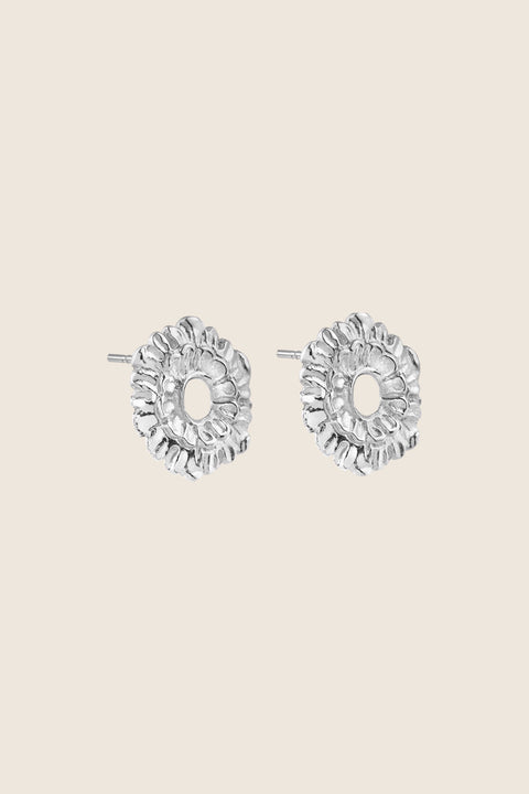 Round floral stud earrings blending timeless elegance with nature-inspired design. Featuring a 20 mm diameter, they are ideal for lovers of botanical motifs and vintage-style jewelry. A refined statement piece that adds charm and character to any look. Discover elegant details by UMIAR jewelry.