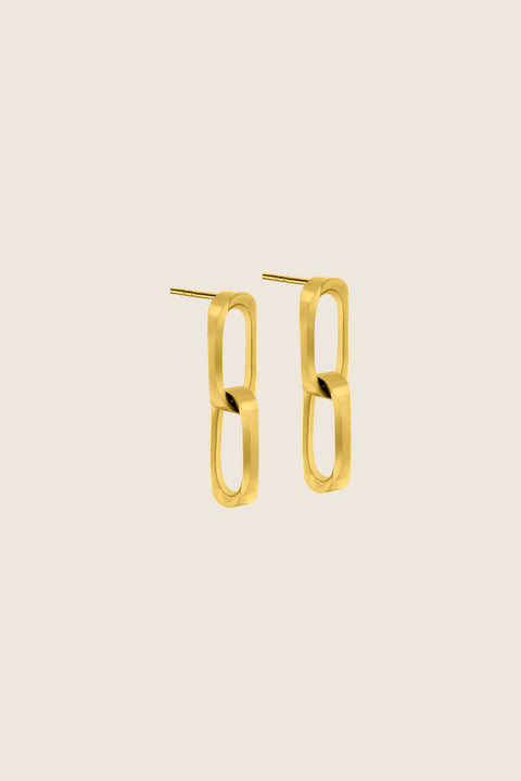 Minimalist drop stud earrings inspired by chain links, featuring clean, geometric rectangular forms. Lightweight yet expressive, with a length of approx. 28 mm, they offer timeless elegance suitable for everyday wear and special occasions alike. Discover refined minimalism by UMIAR jewelry.