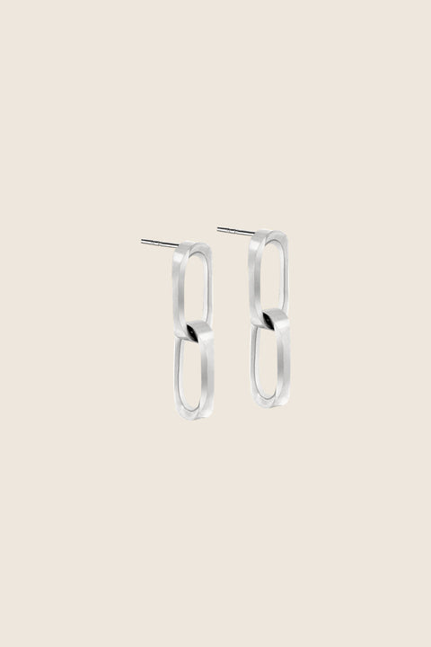 Minimalist drop stud earrings inspired by chain links, featuring clean, geometric rectangular forms. Lightweight yet expressive, with a length of approx. 28 mm, they offer timeless elegance suitable for everyday wear and special occasions alike. Discover refined minimalism by UMIAR jewelry.